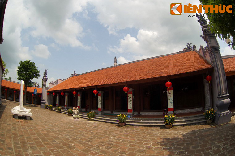 Nhà thờ Tổ nằm sau tòa Tam bảo.