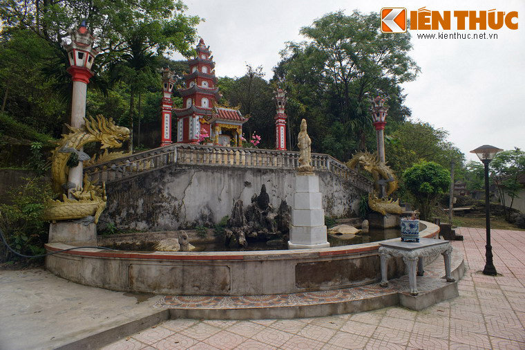 Tháp thờ Tổ nằm sau chùa, gần nhà thờ Tổ.