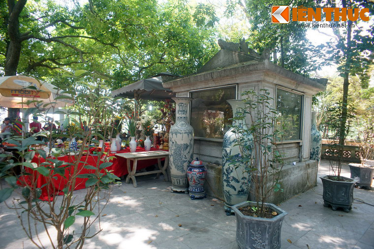 Lạc Long Quân lấy vợ là Âu Cơ, sinh ra được một trăm trứng nở ra trăm người con trai. Rồi hai người từ biệt nhau, 50 con theo mẹ lên núi, 50 con theo cha về biển Nam. Lạc Long Quân phong con trưởng làm Hùng Vương. Các Vua Hùng từ đó cai quản đất nước kéo dài đến 18 đời...