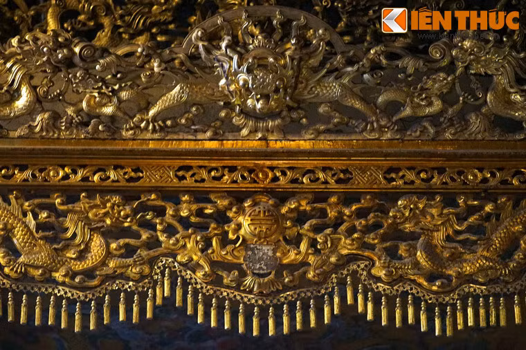 3. Hình tượng rồng trên ngai vàng của các vua nhà Nguyễn tại điện Thái Hòa, Hoàng thành Huế. Hiện vật này là biểu tượng quyền lực của triều Nguyễn, được truyền qua 13 đời vua và vẫn được bảo tồn nguyên vẹn đến ngày nay.