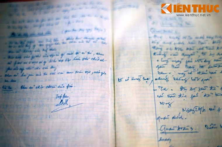 Sổ trực ban Chiến dịch Hồ Chí Minh, trong đó các trợ lý tác chiến ghi tóm tắt diễn biến tình hình chiến dịch từ ngày 25/4 - 1/5/1975.