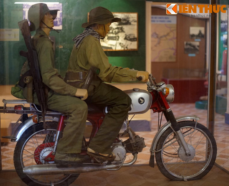 Mô hình chiến sĩ Giải phóng miền Đông Nam Bộ sử dụng xe Honda 90 để chuyển công văn, mệnh lệnh chiến đấu từ Bộ chỉ huy Miền đến các đơn vị trong cuộc Kháng chiến chống Mỹ.