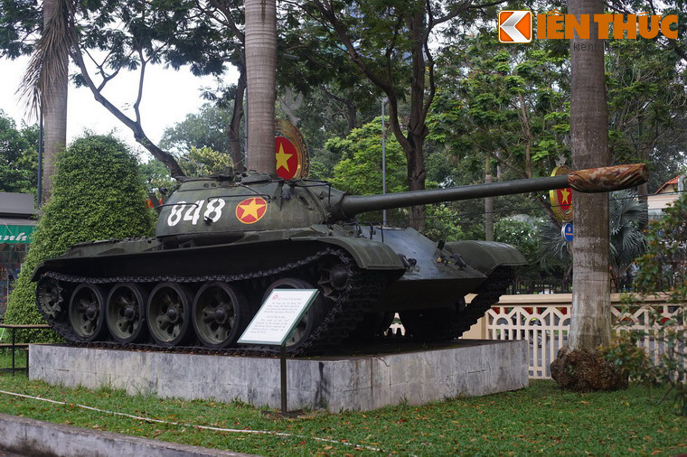 Khu trưng bày ngoài trời của Bảo tàng Chiến dịch Hồ Chí Minh rộng 2.000 mét vuông, là nơi trưng bày các loại khí tài sử dụng trong chiến dịch giải phóng miền Nam và một số vũ khí chiến lợi phẩm. Ảnh: Xe tăng T-54 số hiệu 848 từng tham gia đột kích Dinh Độc Lập ngày 30/4/1975.