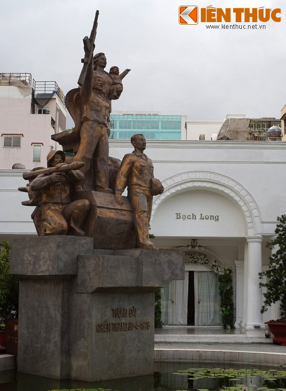 Tượng đài Chiến thắng 30/4/1975 trong khuôn viên bảo tàng.