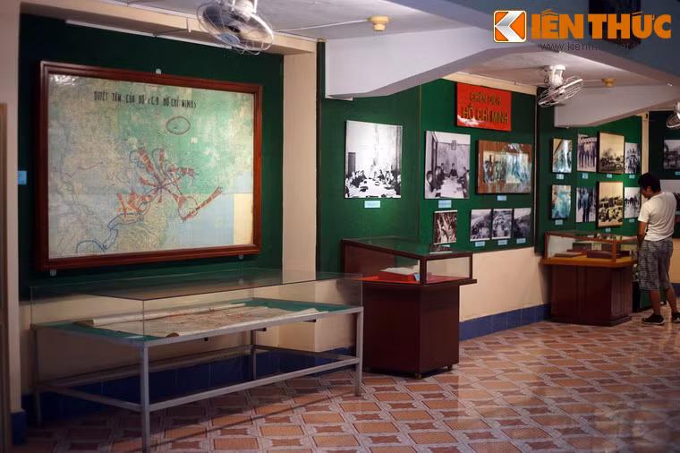 Các khu vực trưng bày của bảo tàng được bố trí khoa học, mạch lạc và hấp dẫn, với gần 500 hiện vật gốc được trưng bày thường xuyên, cùng nhiều tài liệu khoa học phụ, tranh tượng minh họa.