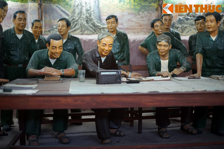Bên cạnh các hiện vật và hình ảnh tư liệu, có nhiều mô hình tái hiện lại khung cảnh lịch sử một cách sinh động. Ảnh: Mô hình các đồng chí trong Bộ chỉ huy Chiến dịch Hồ Chí Minh và nghe Tổng thống Dương Văn Minh tuyên bố đầu hàng vô điều kiện lúc 11h30 ngày 30/4/1975.