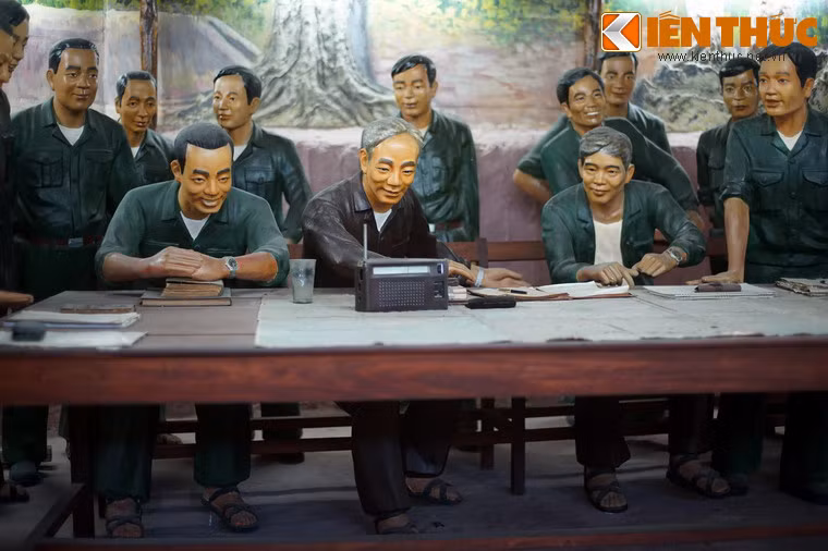 Bên cạnh các hiện vật và hình ảnh tư liệu, có nhiều mô hình tái hiện lại khung cảnh lịch sử một cách sinh động. Ảnh: Mô hình các đồng chí trong Bộ chỉ huy Chiến dịch Hồ Chí Minh và nghe Tổng thống Dương Văn Minh tuyên bố đầu hàng vô điều kiện lúc 11h30 ngày 30/4/1975.