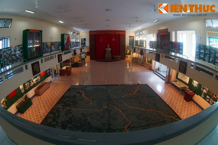 Toàn bộ phần trưng bày của bảo tàng chia làm hai khu vực: Trưng bày ngoài trời và trưng bày trong nhà. Khu nhà trưng bày của bảo tàng có hai tầng, có không gian rộng rãi và sáng sủa.