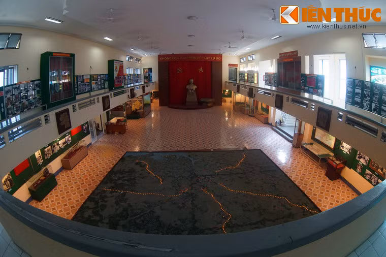 Toàn bộ phần trưng bày của bảo tàng chia làm hai khu vực: Trưng bày ngoài trời và trưng bày trong nhà. Khu nhà trưng bày của bảo tàng có hai tầng, có không gian rộng rãi và sáng sủa.