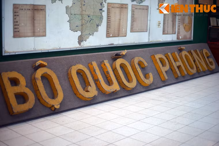Bảo tàng có một khu vực riêng để trưng bày các hiện vật thu được từ quân đội của chế độ cũ. Ảnh: Tấm biển tên Bộ Quốc Phòng của chế độ Sài Gòn được hạ xuống sau ngày Sài Gòn giải phóng.