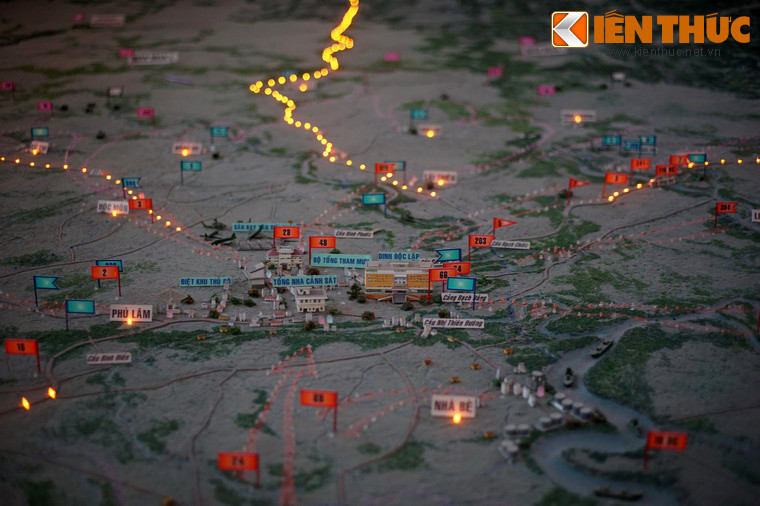 Sa bàn sử dụng thiết bị điện tử hiện đại, lồng các thứ tiếng Việt, Anh, Pháp, kết hợp với màn hình video diễn tả toàn bộ tiến trình Chiến dịch Hồ Chí Minh một cách trực quan.