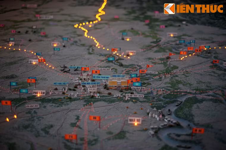 Sa bàn sử dụng thiết bị điện tử hiện đại, lồng các thứ tiếng Việt, Anh, Pháp, kết hợp với màn hình video diễn tả toàn bộ tiến trình Chiến dịch Hồ Chí Minh một cách trực quan.