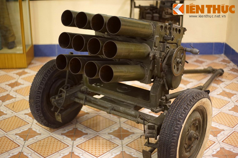 Đa phần hiện vật là các loại vũ khí, vật dụng, tài liệu phục vụ cho hoạt động chiến đấu của quân và dân ta trong công cuộc giải phóng miền Nam năm 1975. Ảnh: Hỏa tiễn 12 nòng được sử dụng trong trận tấn công giải phóng thị xã Buôn Ma Thuột sáng 10/3/1975.