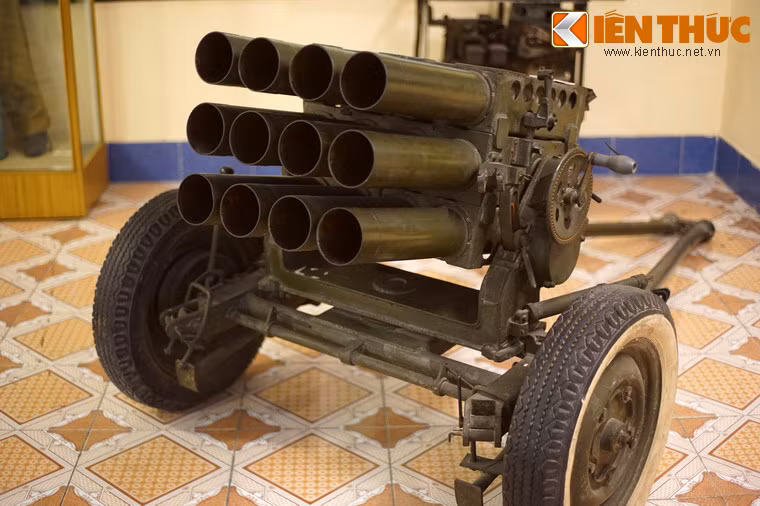 Đa phần hiện vật là các loại vũ khí, vật dụng, tài liệu phục vụ cho hoạt động chiến đấu của quân và dân ta trong công cuộc giải phóng miền Nam năm 1975. Ảnh: Hỏa tiễn 12 nòng được sử dụng trong trận tấn công giải phóng thị xã Buôn Ma Thuột sáng 10/3/1975.