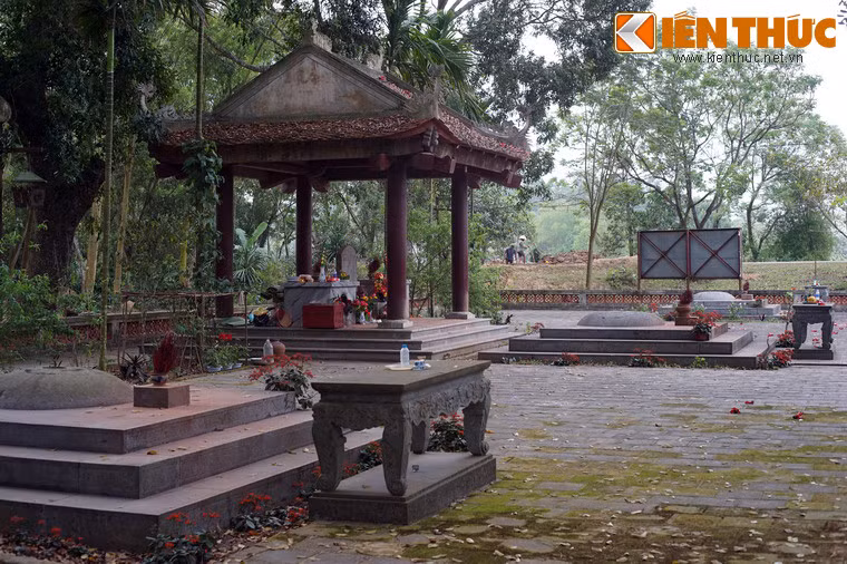 Nằm dưới chân núi Tùng, cạnh lối lên lăng mộ Bà Triệu có ba ngôi mộ của nh em họ Lý, người làng Bồ Điền, là tuỳ tướng đã sát cánh cùng bà Triệu.