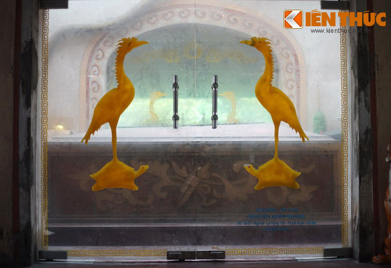 Mặt trước và hai mặt bên của tiểu đình có trổ cửa vòm. Qua các cửa này, có thể thấy mộ phần nằm bên trong.