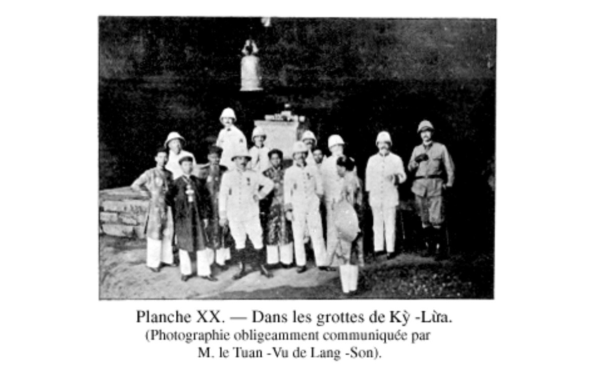 Đoàn của vua thăm hang Kỳ Lừa ở Lạng Sơn. Ảnh tư liệu.