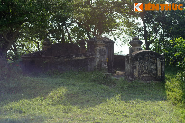 Mộ Phò mã Nguyễn Lâm về tổng thế có cùng kiểu cách với mộ người cha, nhưng có nhiều khác biệt về chi tiết.