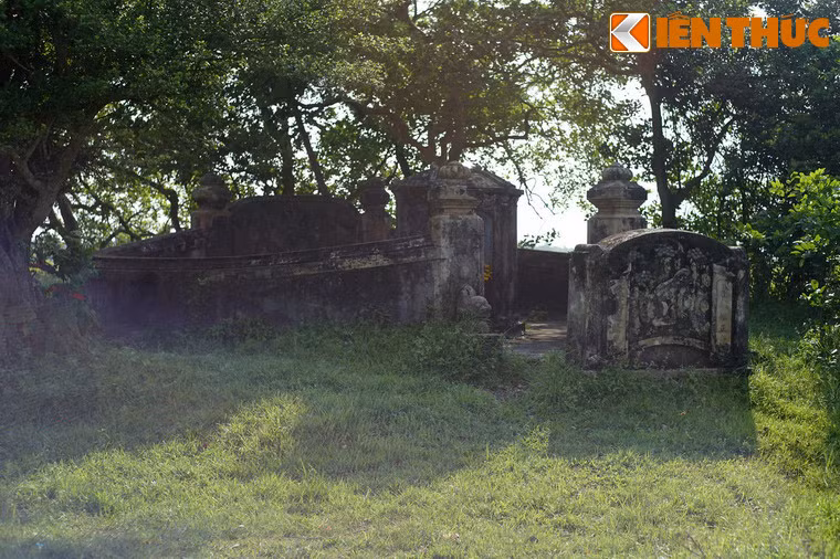 Mộ Phò mã Nguyễn Lâm về tổng thế có cùng kiểu cách với mộ người cha, nhưng có nhiều khác biệt về chi tiết.