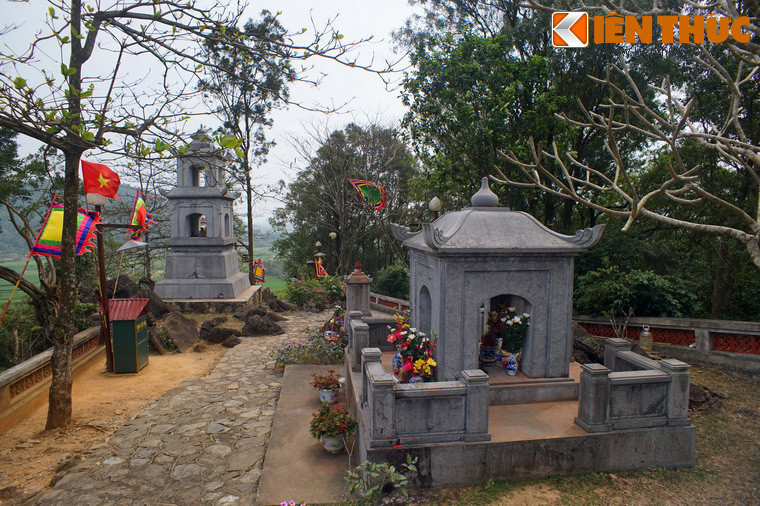 Nhưng cuối cùng, bị quân giặc bao vây, bà đã hi sinh trên núi Tùng. Nhân dân đã xây lăng mộ trên đỉnh núi để nhớ công ơn bà.