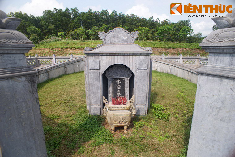 Đầu mộ có một nhà bia nhỏ.