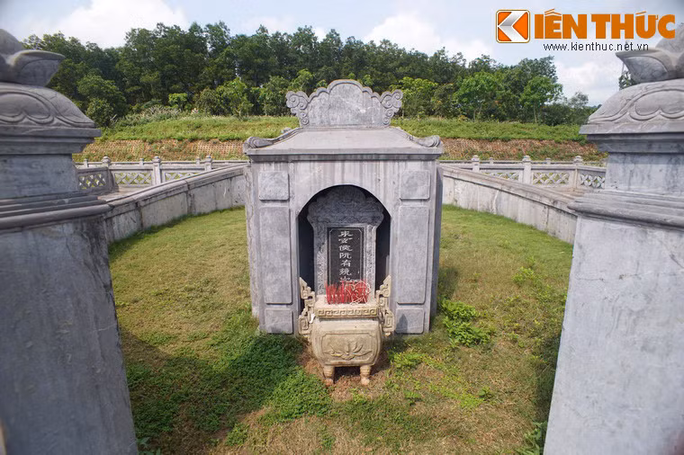 Đầu mộ có một nhà bia nhỏ.