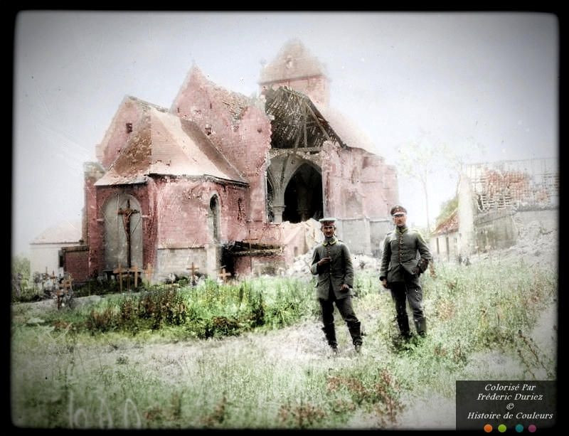 Hai lính Đức đứng ngoài một nhà thờ đổ nát ở Angres, Pháp, 1916. Ảnh: Duriez Frédéric Flickr.