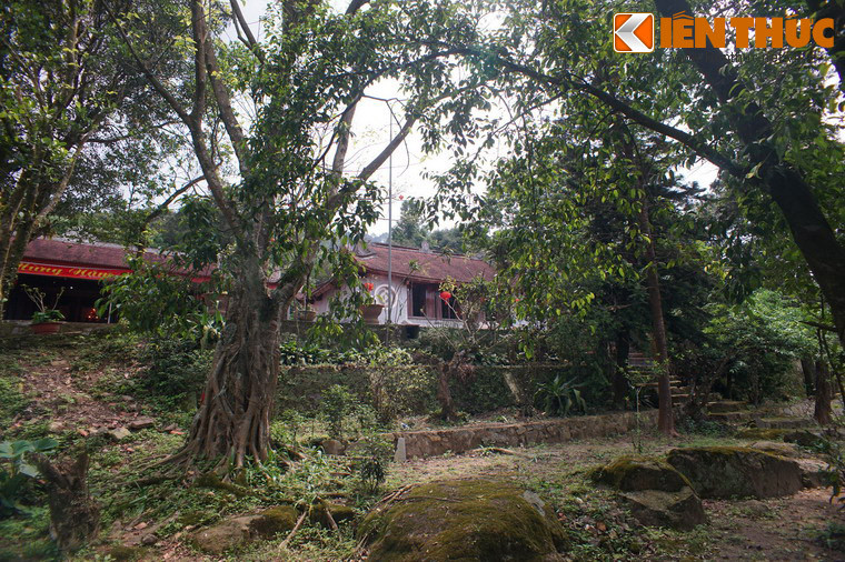 Chùa được dựng vào đời Trần, đến đầu thế kỷ 19 là ngôi chùa đẹp nơi chốn u tịch, thâm nghiêm. Vào năm 1885, do vùng Hồng Lĩnh trở thành nơi hoạt động chống Pháp, chùa đã bị đốt và tàn phá thành phế tích. Ảnh: Một góc sân chùa.