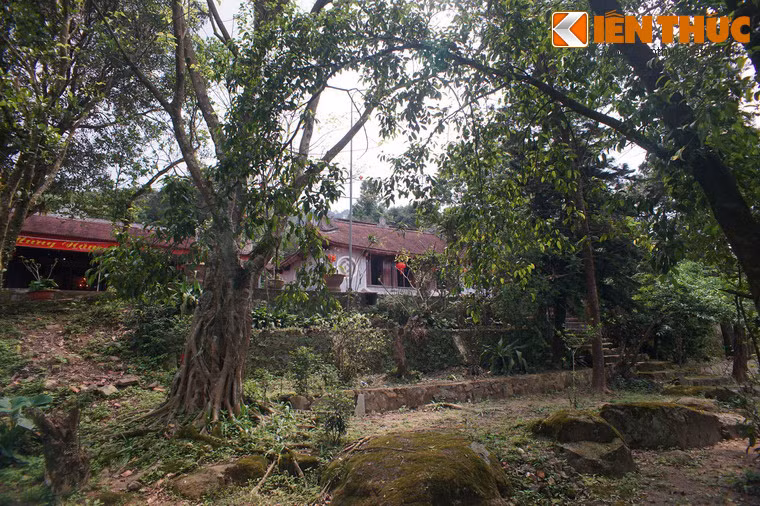 Chùa được dựng vào đời Trần, đến đầu thế kỷ 19 là ngôi chùa đẹp nơi chốn u tịch, thâm nghiêm. Vào năm 1885, do vùng Hồng Lĩnh trở thành nơi hoạt động chống Pháp, chùa đã bị đốt và tàn phá thành phế tích. Ảnh: Một góc sân chùa.