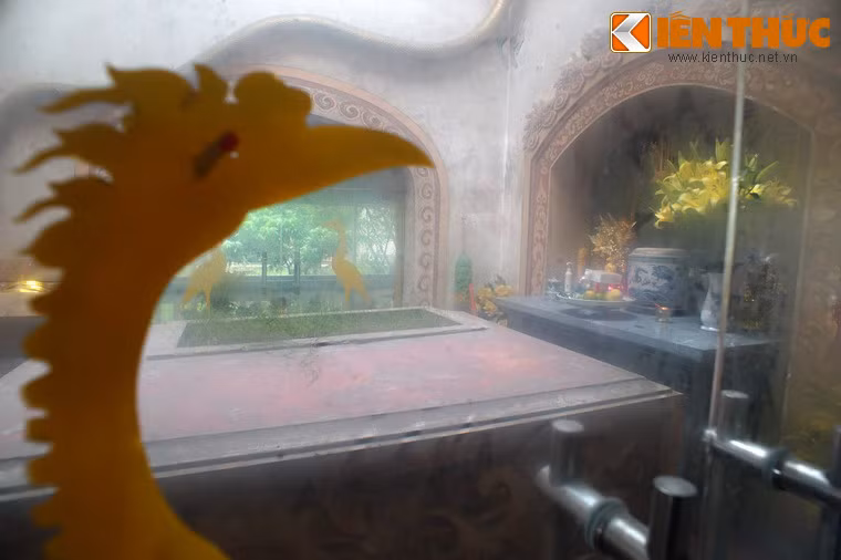 Mộ phần của Ông Hoàng Mười nằm trên một nền cao khoảng 0,7m. Mộ xây hình tứ giác, phía trên để cỏ mọc tự nhiên. Sau mộ có một bàn thờ.