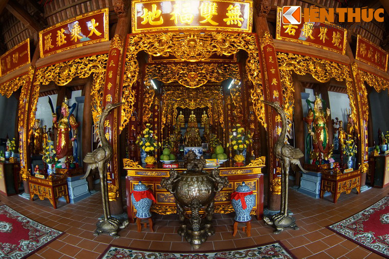 Không gian trong tòa Tam bảo với gian thờ Phật ở trung tâm.