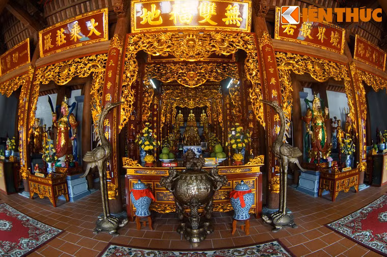 Không gian trong tòa Tam bảo với gian thờ Phật ở trung tâm.