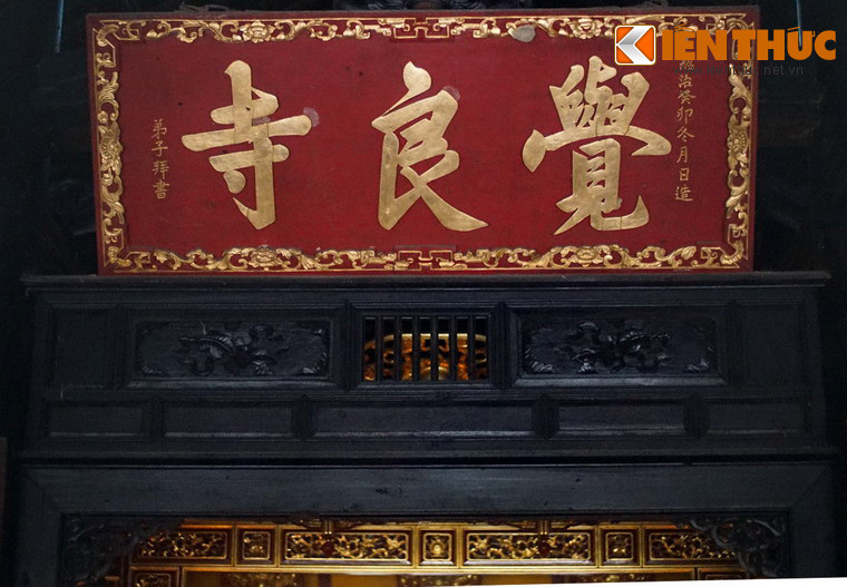 Nội thất chùa, từ bộ khung đến hệ thống liên ba, cửa bảng khoa đều trang trí, chạm nổi hình bát bửu, tứ linh, tứ thời, và các kiểu hoa văn tinh xảo.