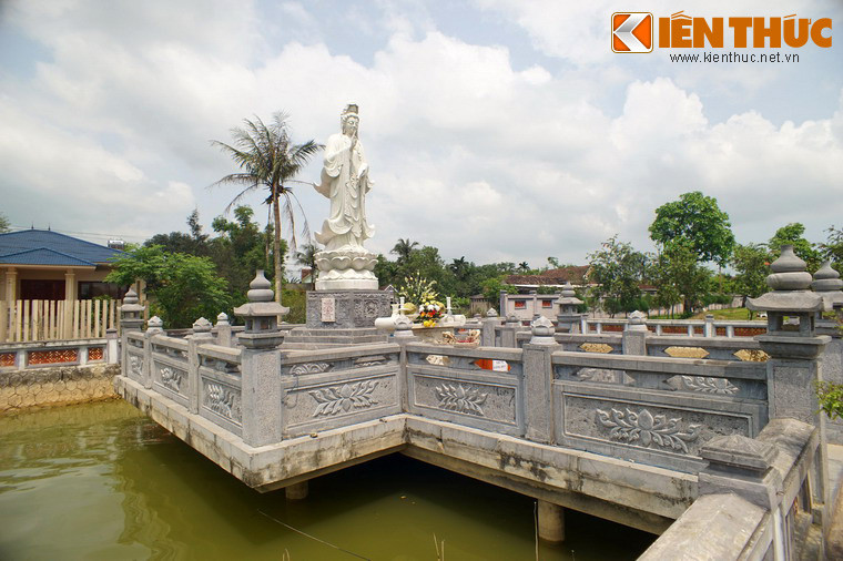 Đài thờ Quán Thế Âm Bồ Tát nằm ở hồ nước phía trái Tam bảo khi đi từ tam quan nội vào.