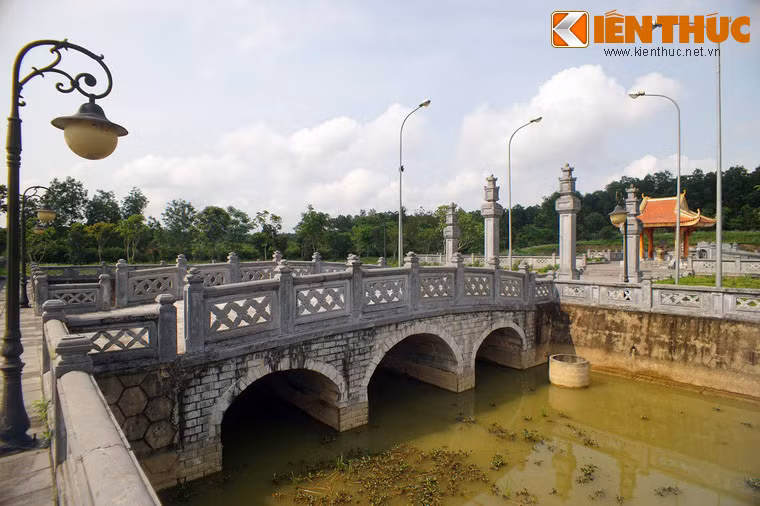 Phía trước khu lăng mộ có một hồ nước với cây cầu đá ba nhịp bắc qua.