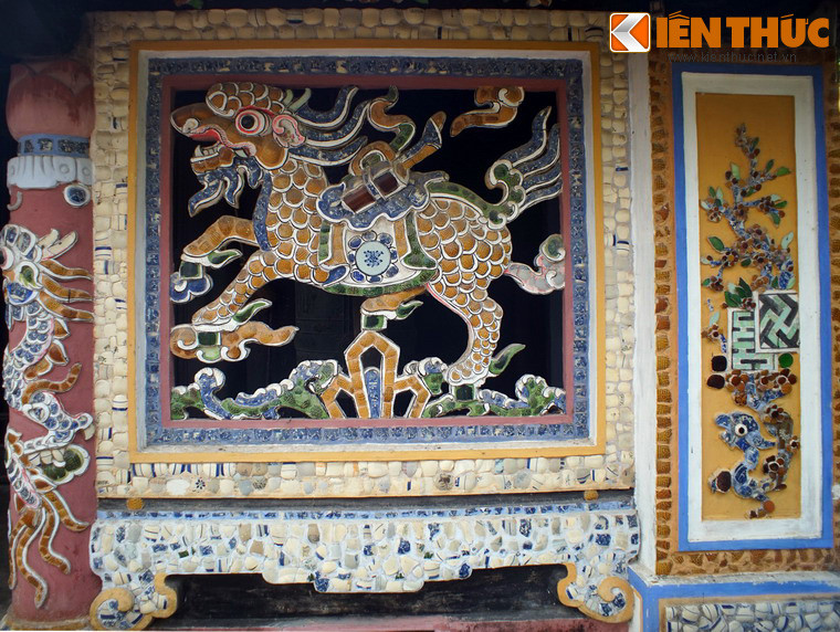 Một nét nghệ thuật đặc sắc của chùa Giác Lương là các mảng trang trí bằng mảnh sành sứ rất sinh động.