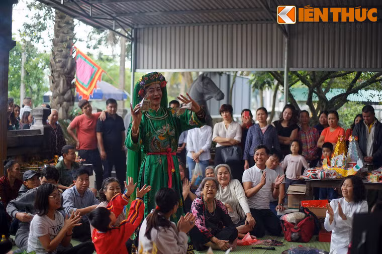 Trong tín ngưỡng thờ Mẫu Tam Phủ, Tứ Phủ của người Việt, Ông Hoàng Mười là một vị thánh quan trọng, được cho là có nguồn gốc từ một nhân vật có thật trong sử sách.