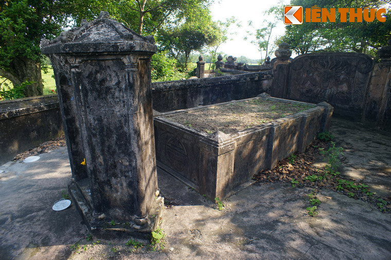 Mộ phần Phò mã Nguyễn Lâm hình chữ nhật, bốn góc có bốn trụ với chóp nhọn phía trên. Mặt trên mộ bằng phẳng, đắp đất cho cỏ mọc.