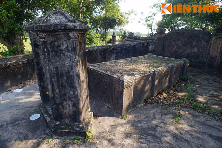 Mộ phần Phò mã Nguyễn Lâm hình chữ nhật, bốn góc có bốn trụ với chóp nhọn phía trên. Mặt trên mộ bằng phẳng, đắp đất cho cỏ mọc.