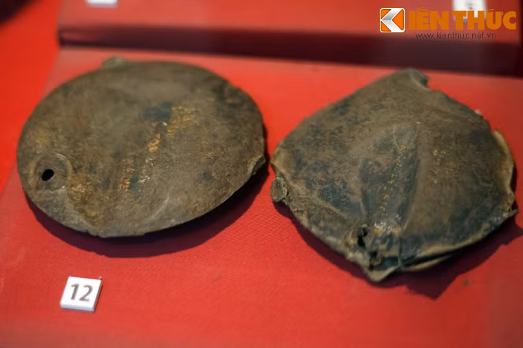 Vỏ lựu đạn hỏa mù do xưởng chế tạo vũ khí hang Lũng Sa, Hòa An, Cao Bằng sản xuất năm 1943 trang bị cho bộ đội chiến đấu.