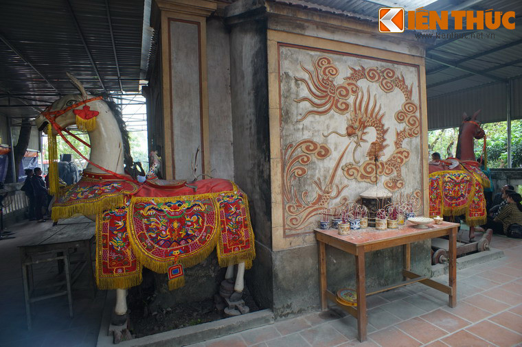 Bức tường ở mặt sau tòa tiểu đình có vẽ hình rồng. Hai bên đặt hai ngựa gỗ dùng trong các lễ rước.