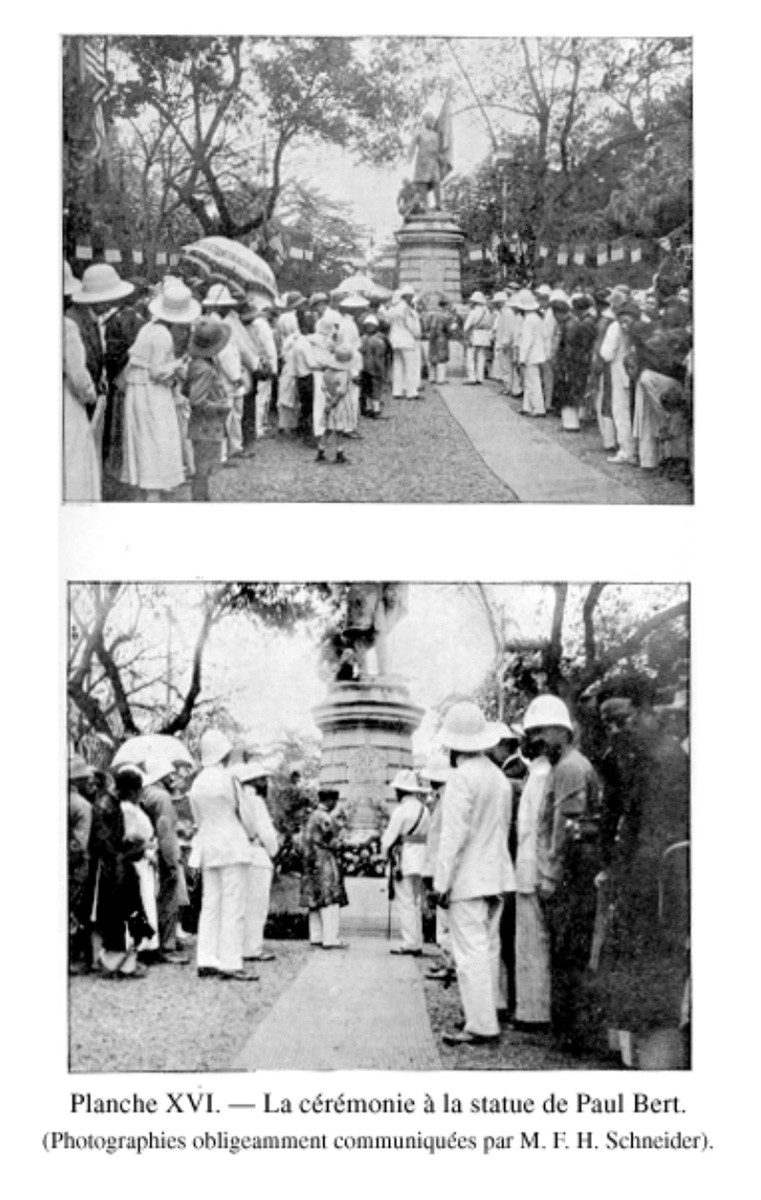 Vua Khải Định đặt vòng hoa tại tượng đài Paul Bert, vị trí ngày nay là tượng đài vua Lý Thái Tổ ở Hà Nội. Ảnh tư liệu.