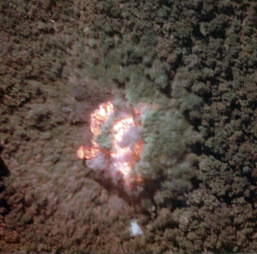 Khoảnh khắc quả bom BLU-82/B phát nổ, tạo ra quầng lửa lớn. Ảnh: Tapatalk.