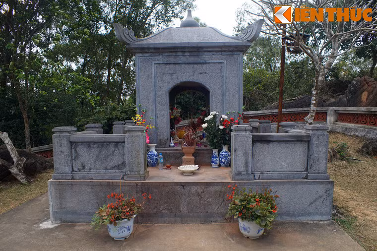 Mộ phần Bà Triệu được xây vuông bốn mặt, có kích thước 1,5m x 4m, chiều cao 2,3m, cao hơn 0,50m so với nền.