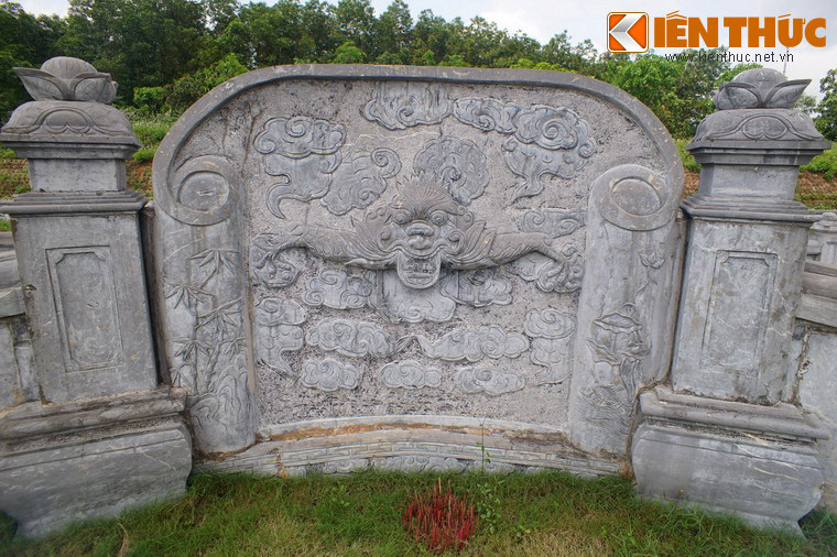 Bình phong hậu làm bằng đá, chạm hình hổ phù.