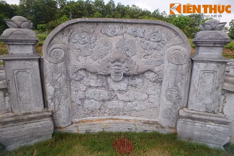 Bình phong hậu làm bằng đá, chạm hình hổ phù.