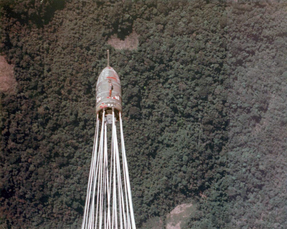 Hình ảnh quả bom BLU-82/B được thả bằng dù xuống một khu rừng thời chiến tranh Việt Nam, do một cựu binh Mỹ ghi lại. Ảnh: Tapatalk.