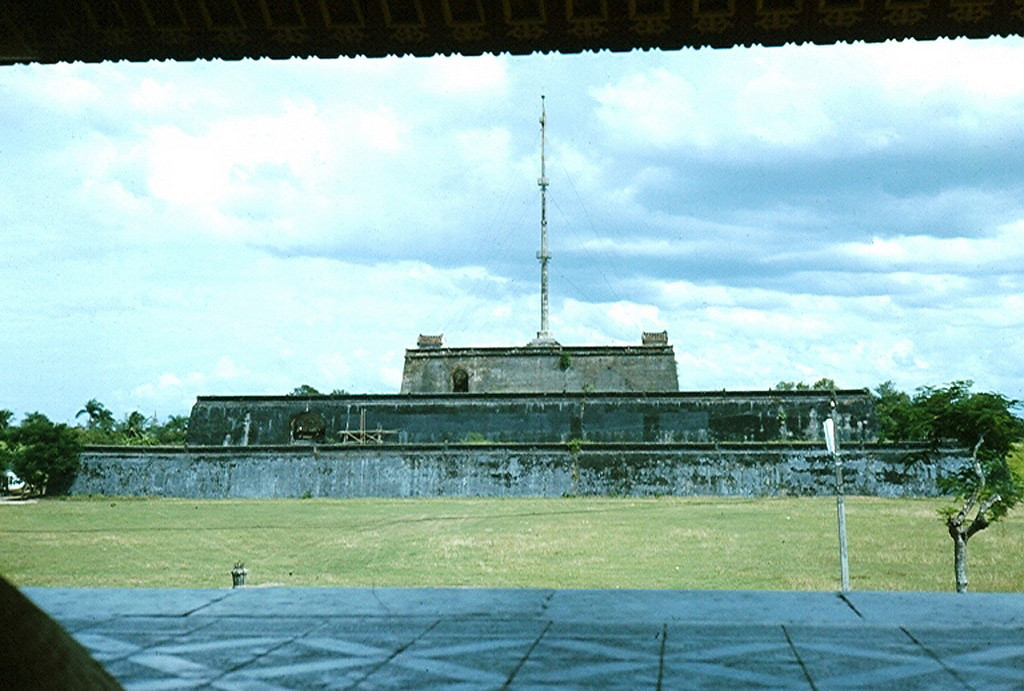 Kỳ đài ở phía trước Kinh thành Huế. Lúc này kỳ đài còn hai vọng gác ở tầng trên cùng. Hai công trình này đã bị phá hủy trong chiến tranh, gần đây mới được phục hồi. Ảnh: Robert Gauthier.