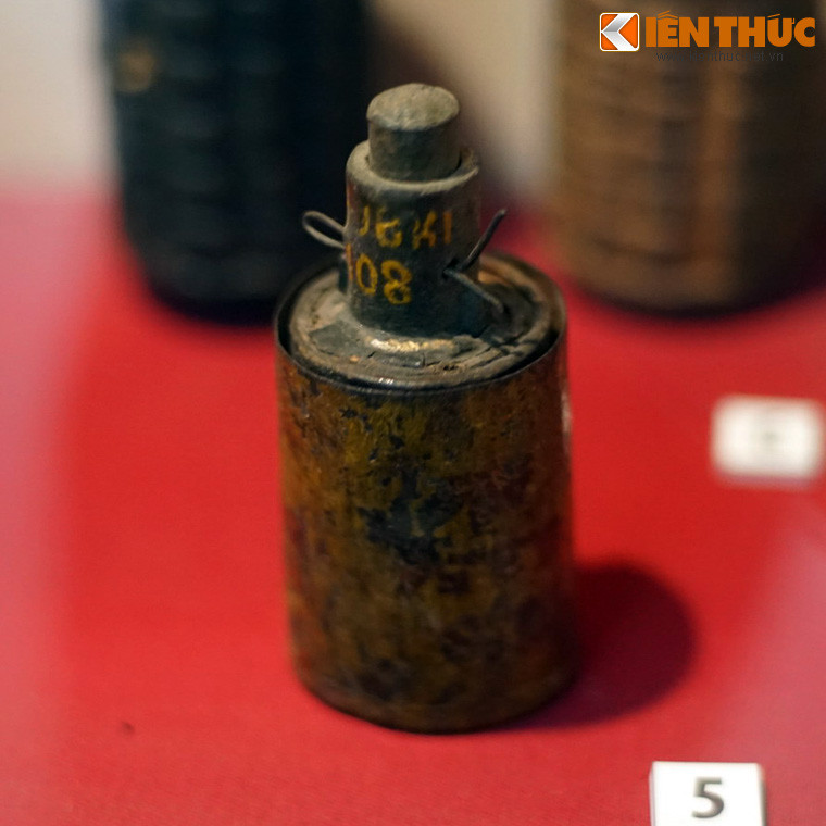 Lựu đạn phát sáng do quân giới Việt Nam sản xuất, trang bị cho bộ đội trong Kháng chiến chống Pháp.