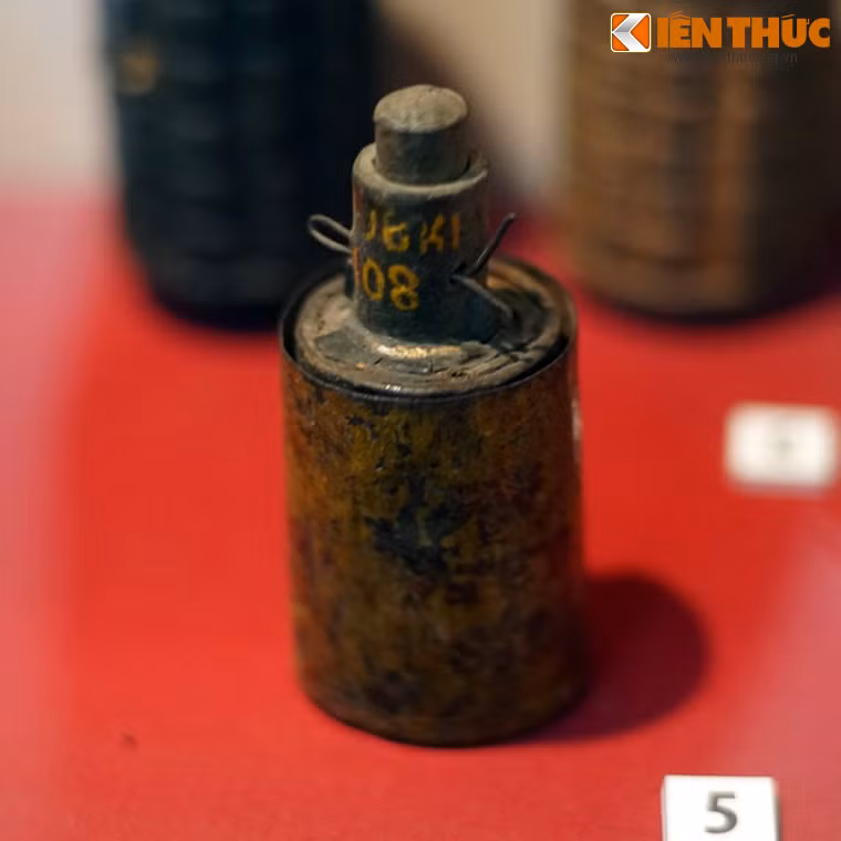 Lựu đạn phát sáng do quân giới Việt Nam sản xuất, trang bị cho bộ đội trong Kháng chiến chống Pháp.